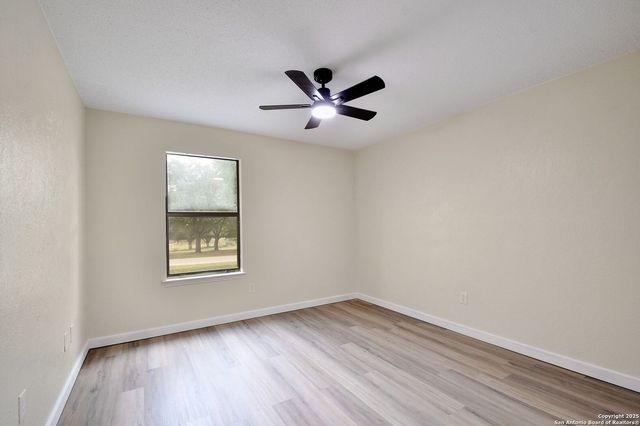 300 Ridge Crest Dr, Seguin, TX 78155