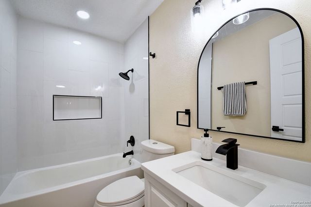 300 Ridge Crest Dr, Seguin, TX 78155