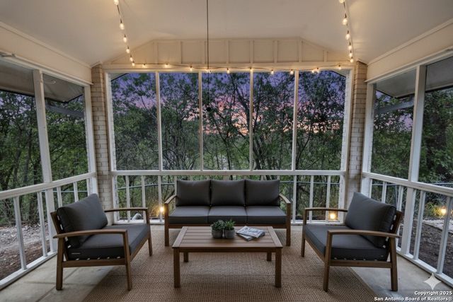 300 Ridge Crest Dr, Seguin, TX 78155