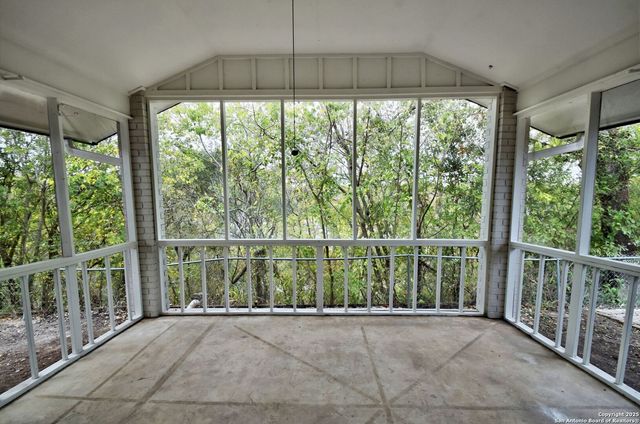 300 Ridge Crest Dr, Seguin, TX 78155