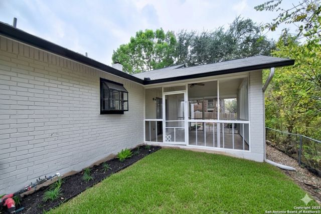 300 Ridge Crest Dr, Seguin, TX 78155