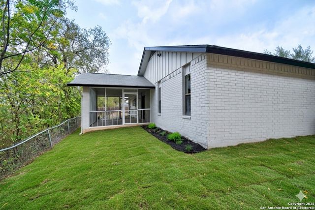 300 Ridge Crest Dr, Seguin, TX 78155