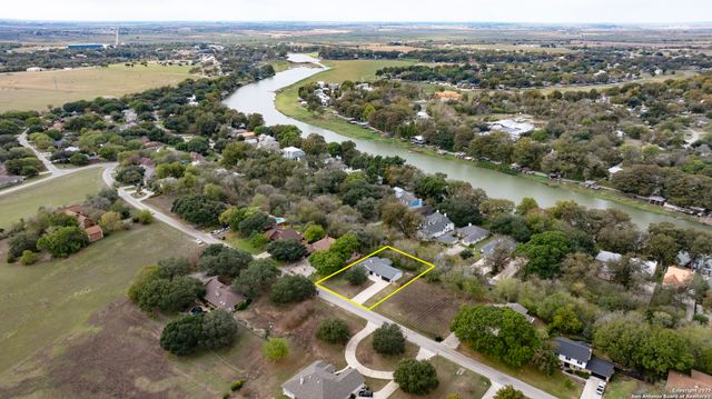 300 Ridge Crest Dr, Seguin, TX 78155