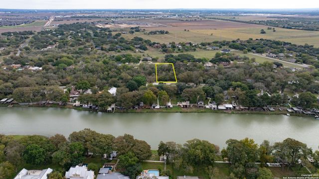 300 Ridge Crest Dr, Seguin, TX 78155