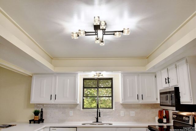 300 Ridge Crest Dr, Seguin, TX 78155