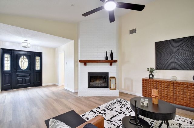 300 Ridge Crest Dr, Seguin, TX 78155