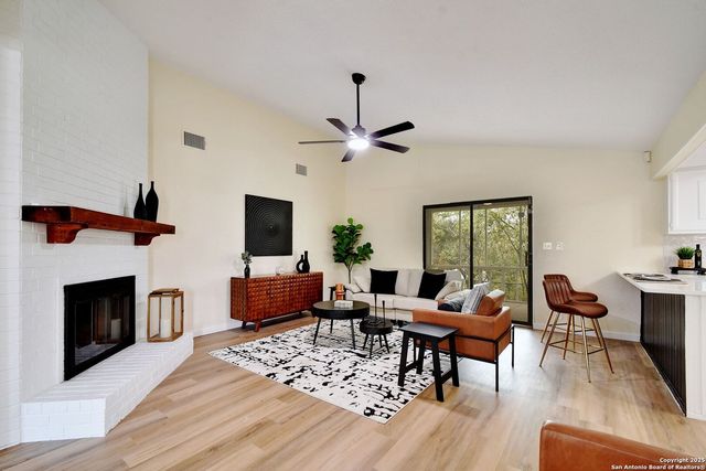 300 Ridge Crest Dr, Seguin, TX 78155