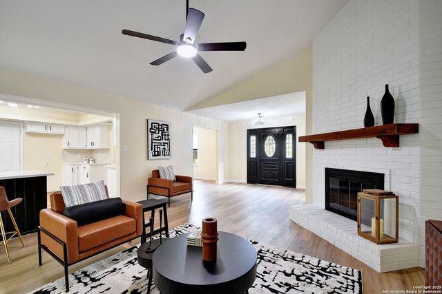 300 Ridge Crest Dr, Seguin, TX 78155