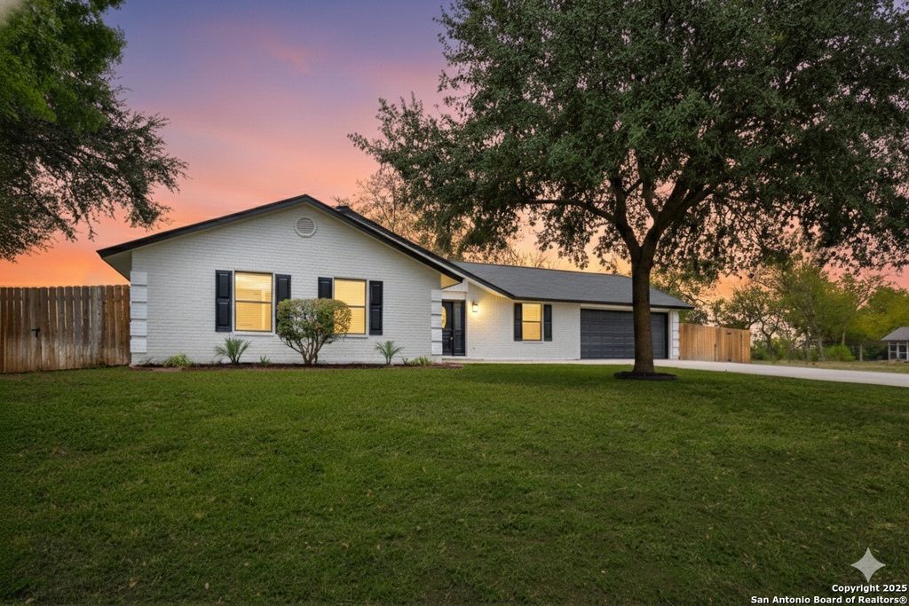 300 Ridge Crest Dr, Seguin, TX 78155