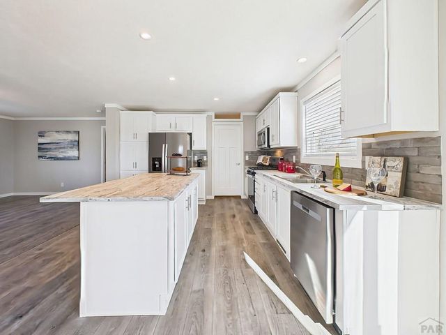 105 E Cellini Dr, Pueblo, CO 81007