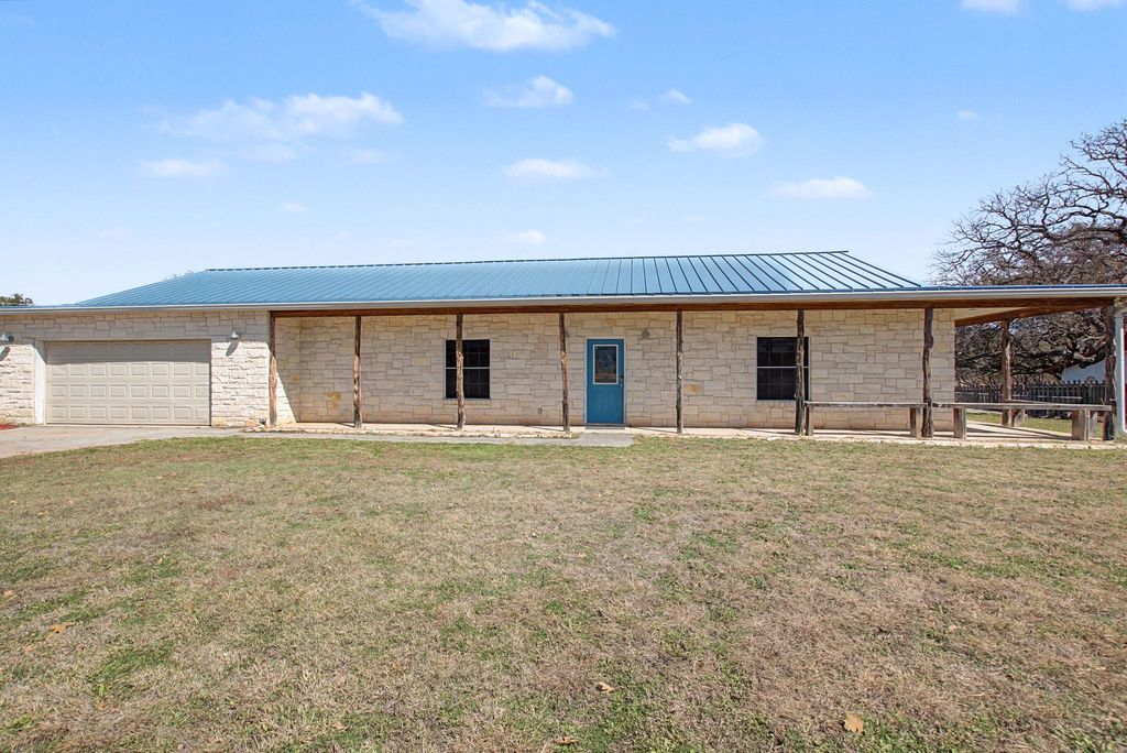 2207 Boxwood CIR, Kingsland, TX 78639
