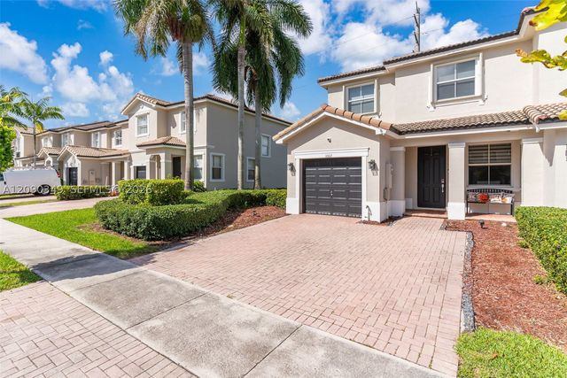 1002 NE 41st Pl, Homestead, FL 33033