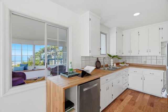 14 Cragmont Court, Pacifica, CA 94044