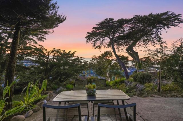 14 Cragmont Court, Pacifica, CA 94044