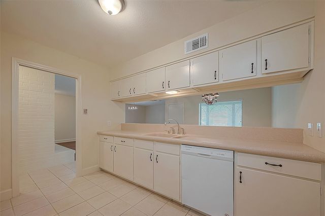 20 Champions Colony E, Houston, TX 77069