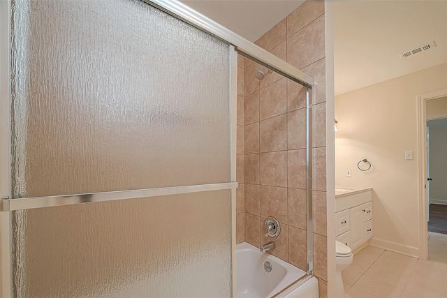 20 Champions Colony E, Houston, TX 77069