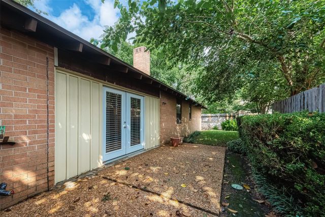 20 Champions Colony E, Houston, TX 77069