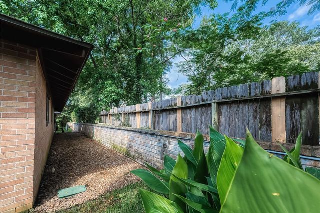 20 Champions Colony E, Houston, TX 77069