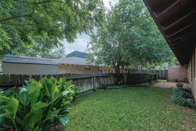 20 Champions Colony E, Houston, TX 77069