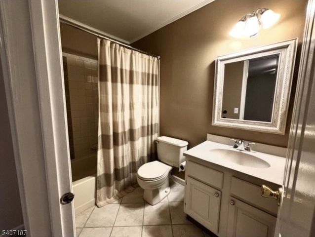 4 Peach Court, Raritan Twp., NJ 08822