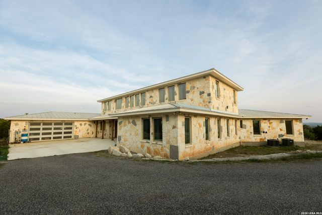 525 Windmill Dr, Bandera, TX 78003