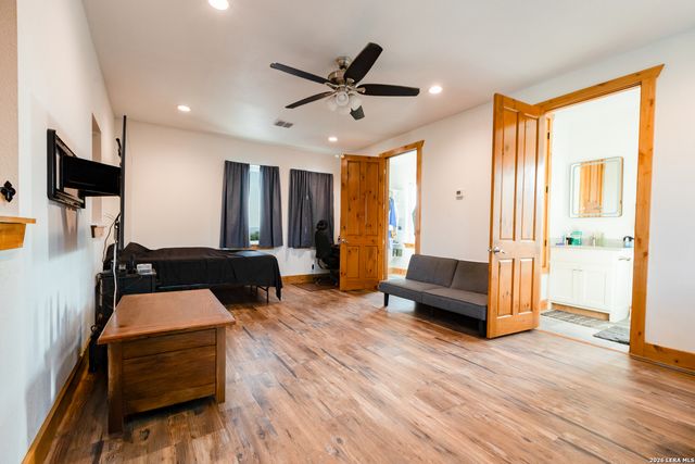 525 Windmill Dr, Bandera, TX 78003