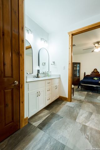 525 Windmill Dr, Bandera, TX 78003