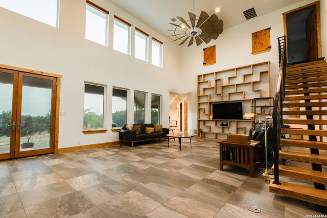 525 Windmill Dr, Bandera, TX 78003