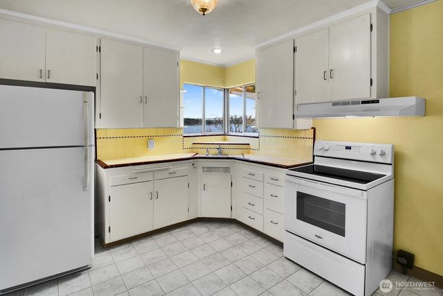 10742 Lakeside Avenue NE, Seattle, WA 98125