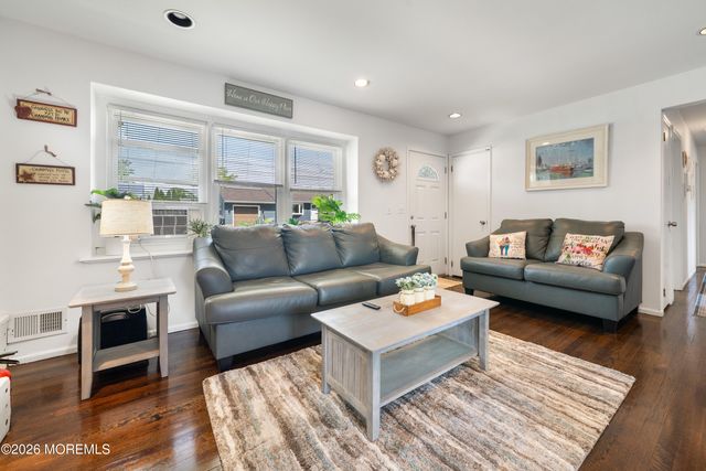 837 Cable Avenue, Beachwood, NJ 08722