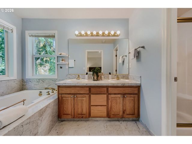 9663 Nw RANDALL Ln, Portland, OR 97229