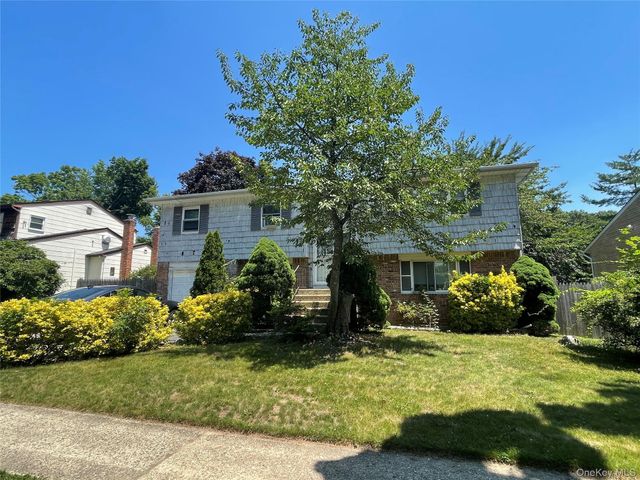 110 Greenway Drive S, Syosset, NY 11791