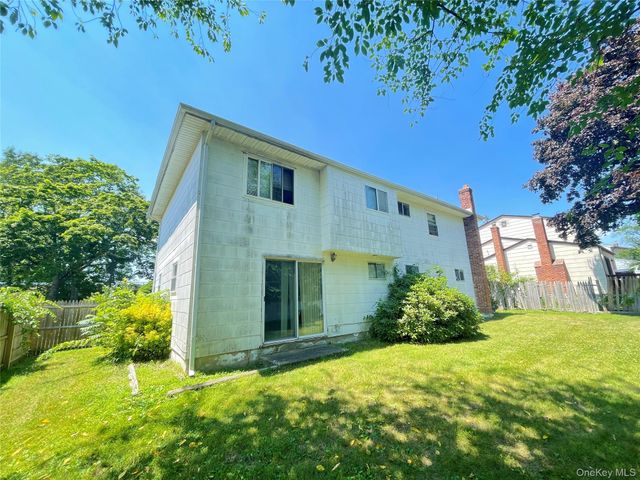 110 Greenway Drive S, Syosset, NY 11791