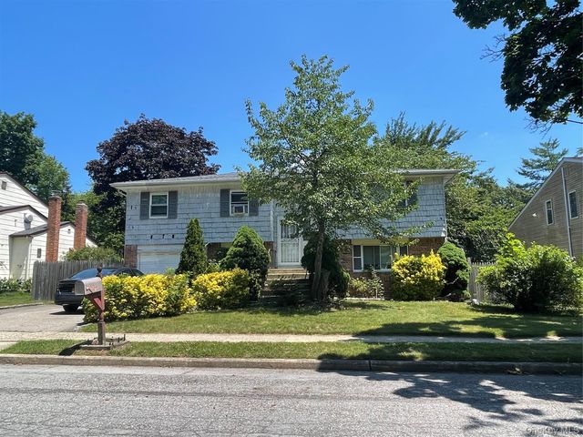 110 Greenway Drive S, Syosset, NY 11791