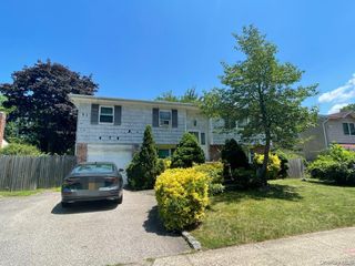110 Greenway Drive S, Syosset, NY 11791