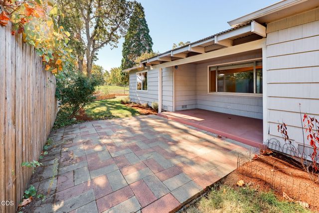 101 Greenway Drive, Medford, OR 97504