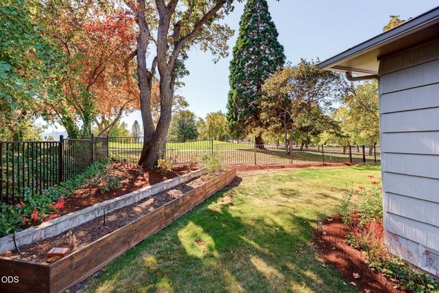 101 Greenway Drive, Medford, OR 97504
