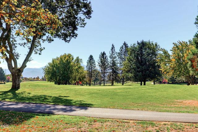 101 Greenway Drive, Medford, OR 97504