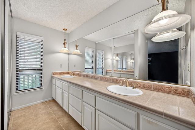 811 Auburn Ravine Rd, Auburn, CA 95603