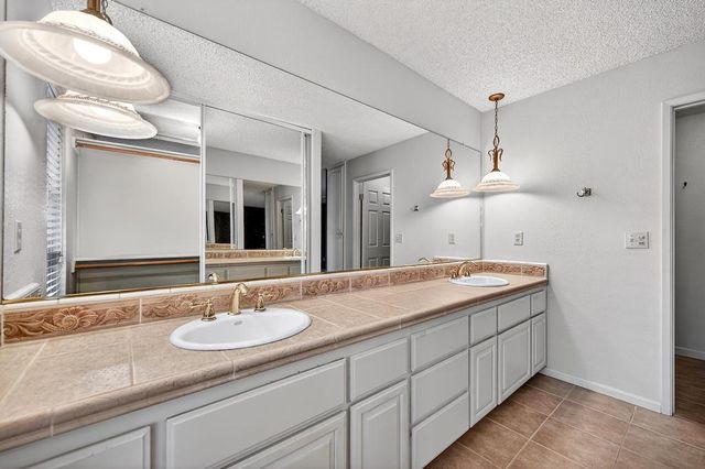 811 Auburn Ravine Rd, Auburn, CA 95603