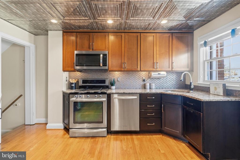 Image 11 of property listing at 1528 COTTAGE LN, Towson, MD 21286