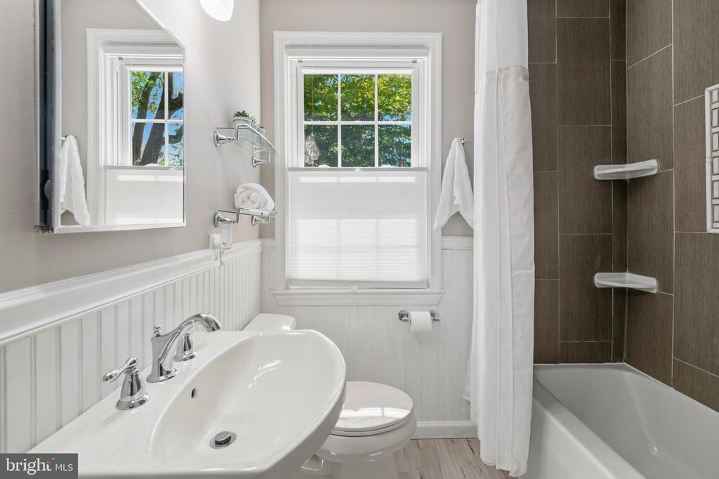 Image 15 of property listing at 1528 COTTAGE LN, Towson, MD 21286