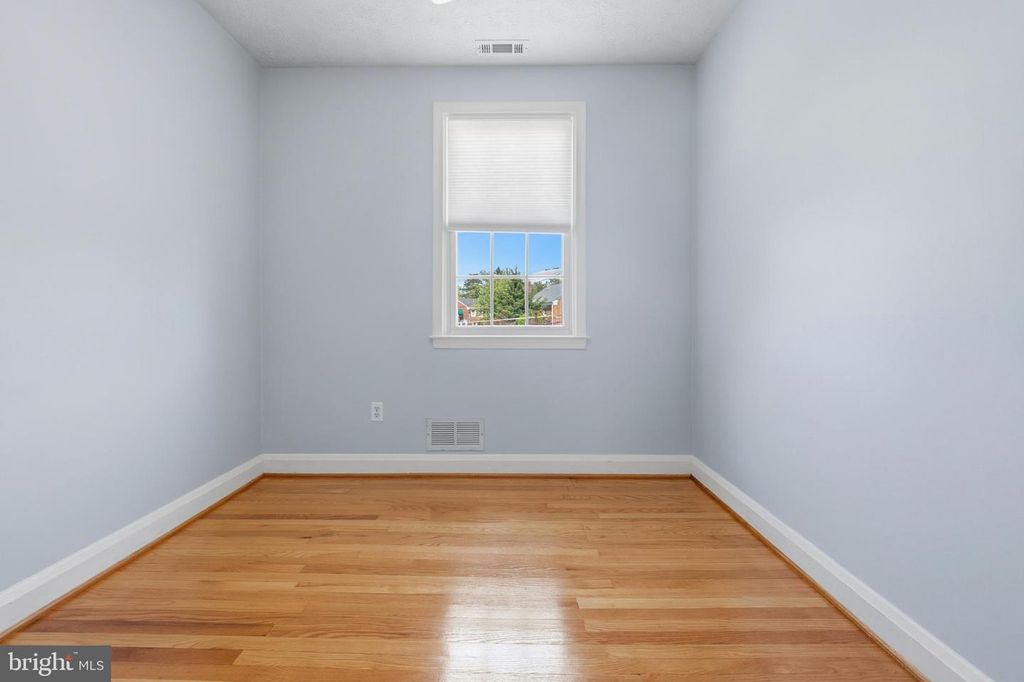 Image 19 of property listing at 1528 COTTAGE LN, Towson, MD 21286