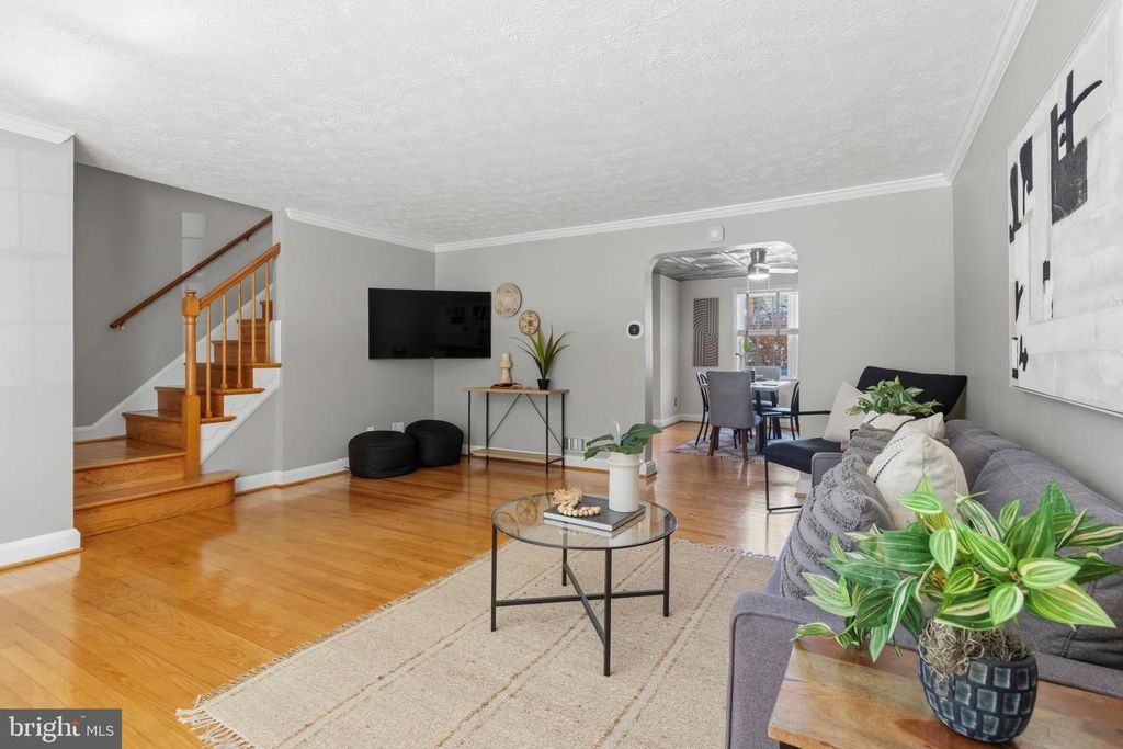 Image 3 of property listing at 1528 COTTAGE LN, Towson, MD 21286