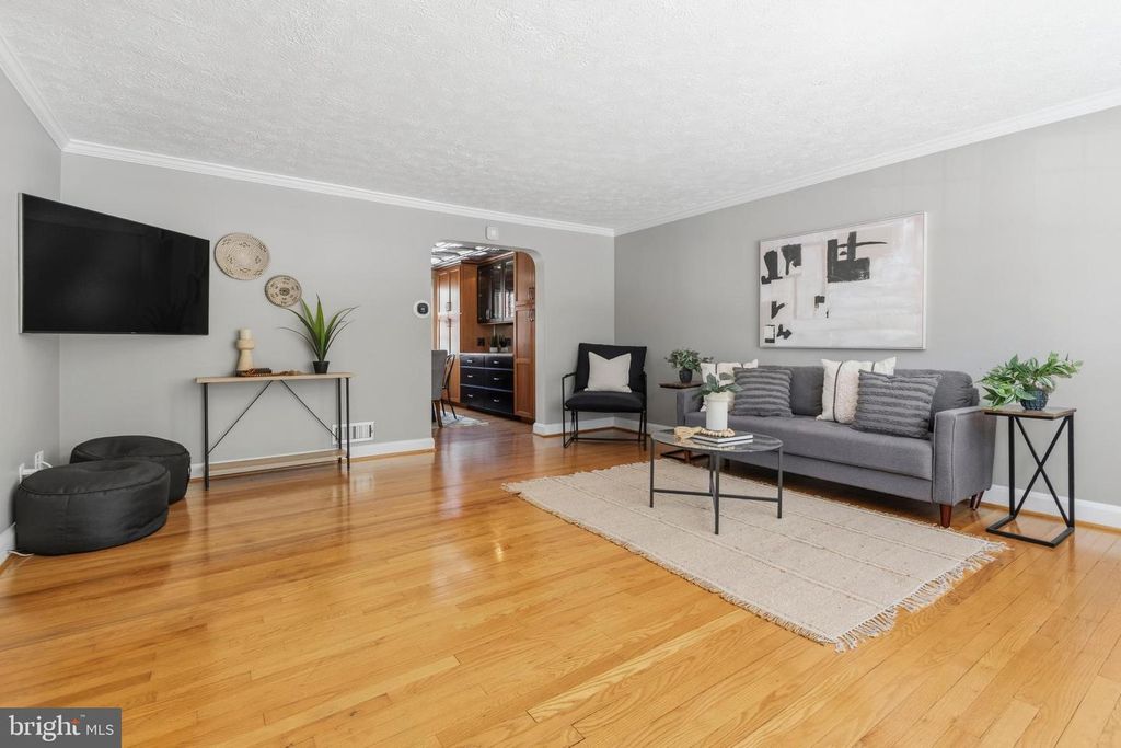 Image 5 of property listing at 1528 COTTAGE LN, Towson, MD 21286