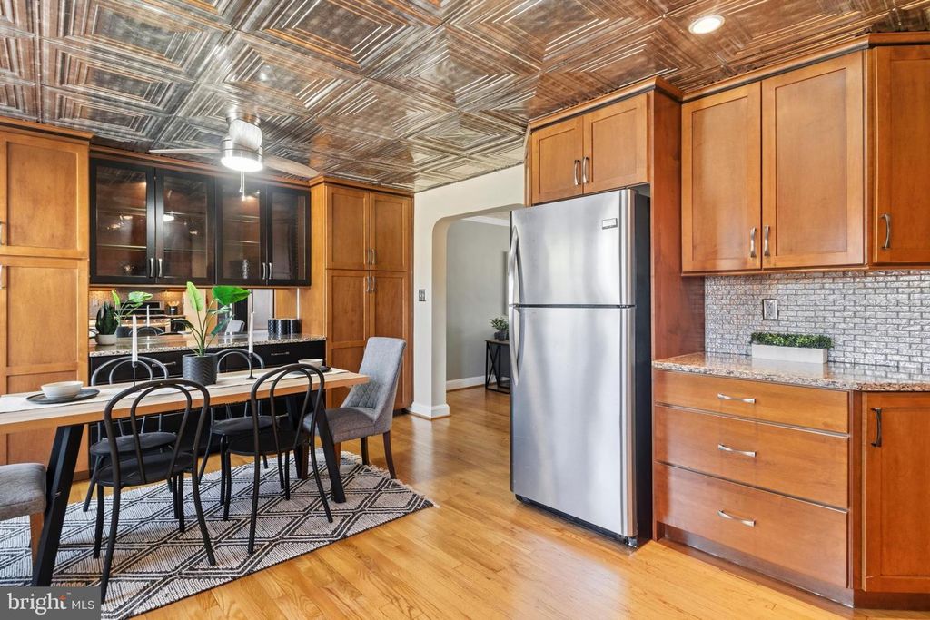 Image 7 of property listing at 1528 COTTAGE LN, Towson, MD 21286