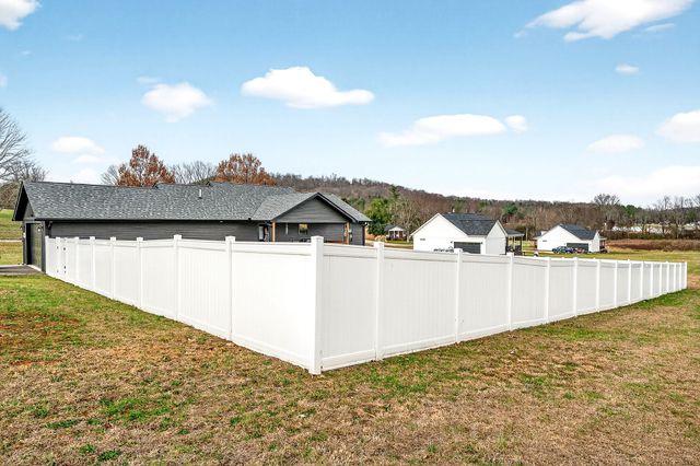 1004 N Spring St, Sparta, TN 38583