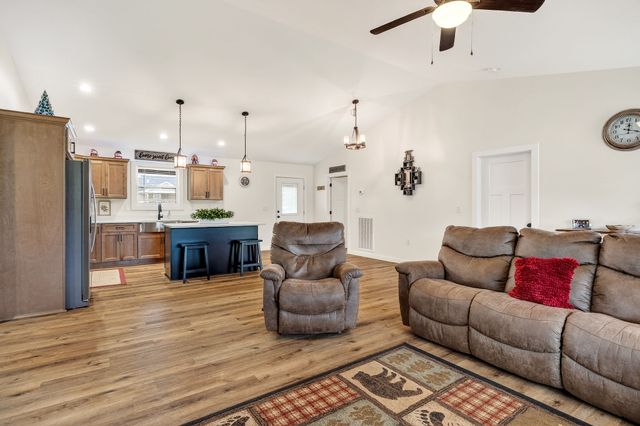 1004 N Spring St, Sparta, TN 38583