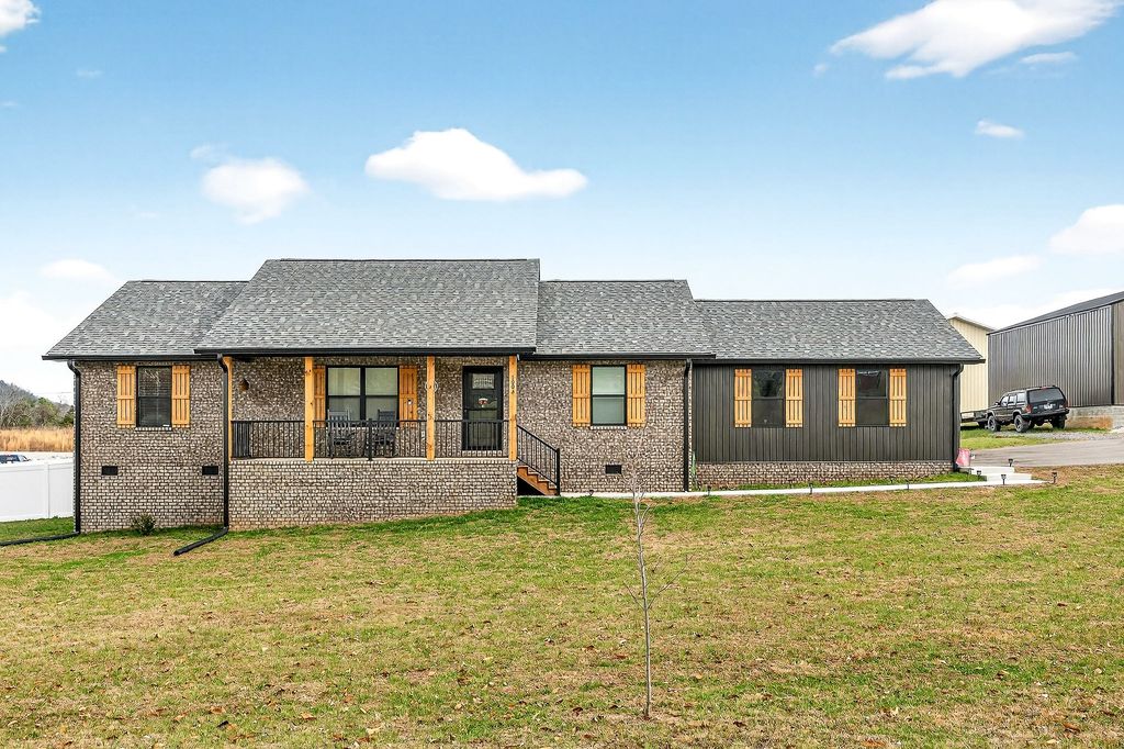 1004 N Spring St, Sparta, TN 38583