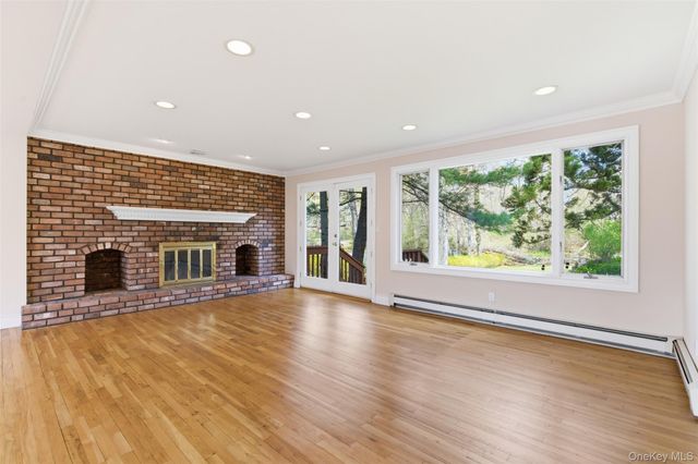 20 Hemingway Drive, Dix Hills, NY 11746